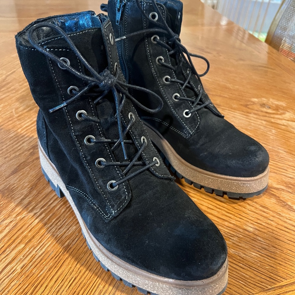 Taos Footwear Black Lace-Up Boots